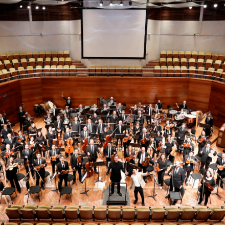 Orquesta Filarmónica de Bogotá en un escenario
