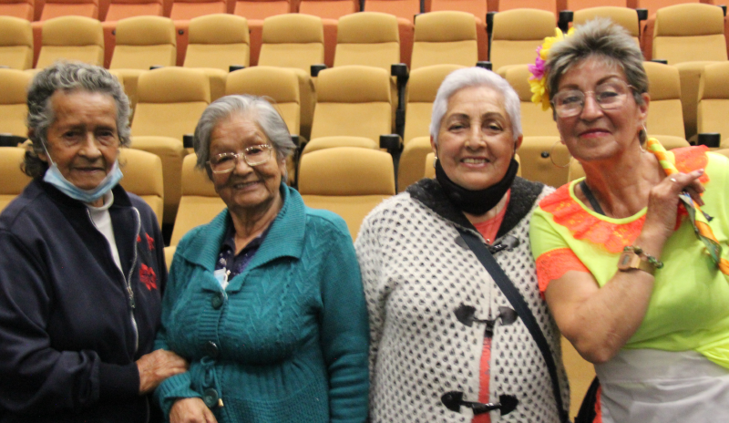 Grupo de cuatro mujeres mayores