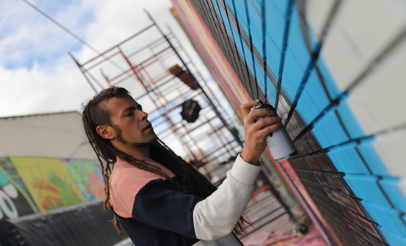 Joven pintando graffiti