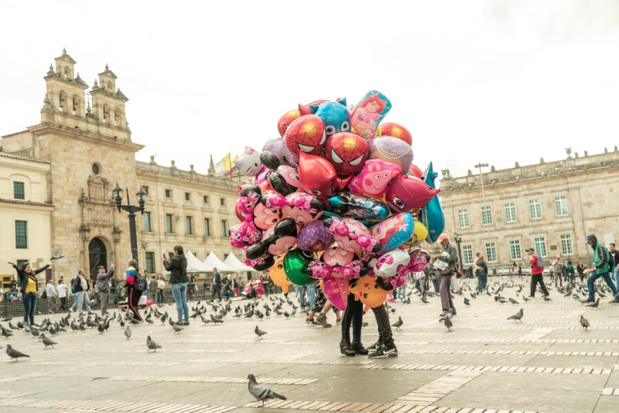 Persona con globos en Plaza de Bolívar