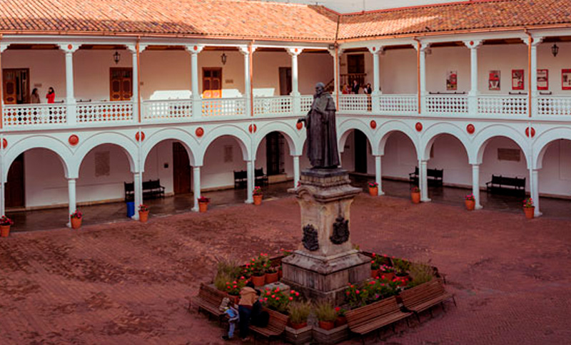 Foto de la plaza interna de la Universidad del Rosario