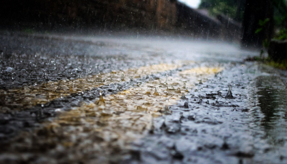 Lluvia sobre asfalto