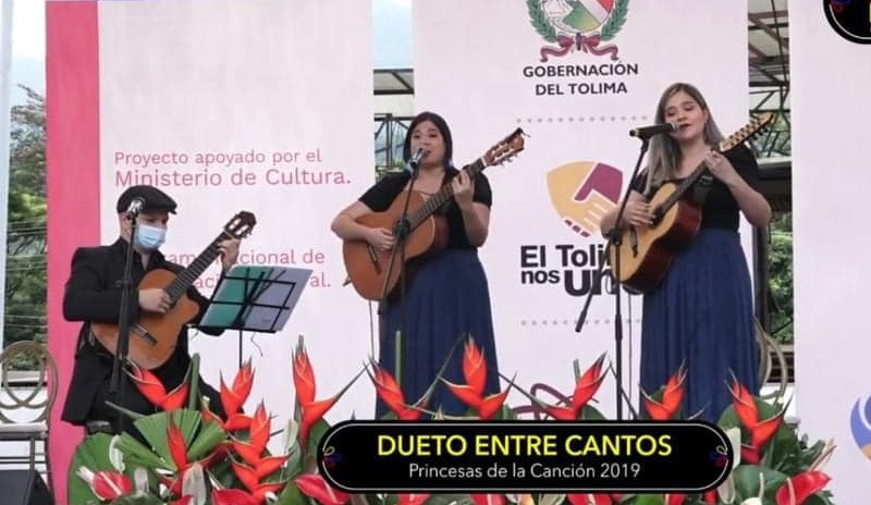 Mujeres cantando
