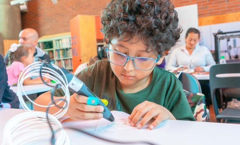 Niño con un aparato electrónico