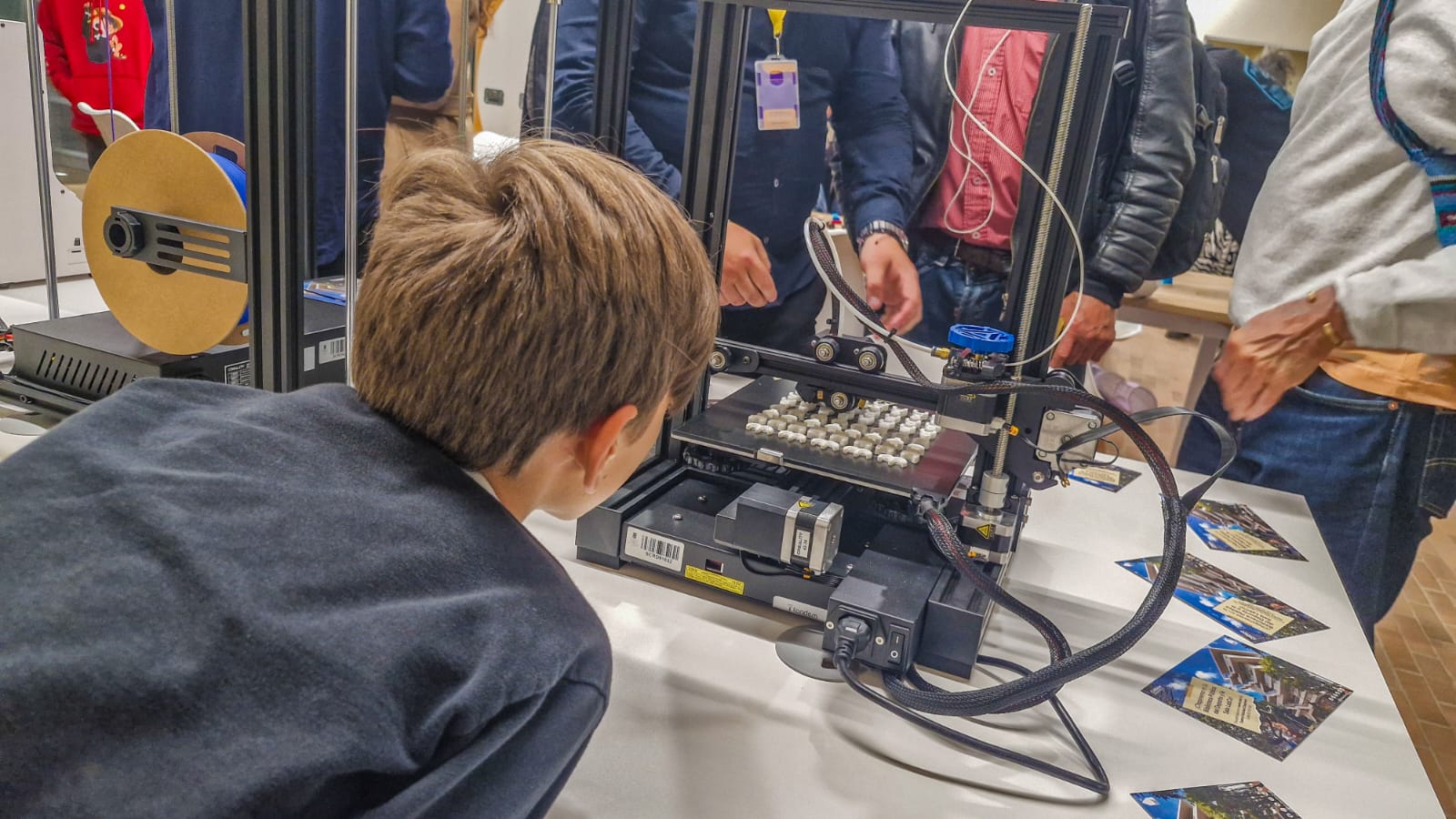 Niño con elementos tecnológicos