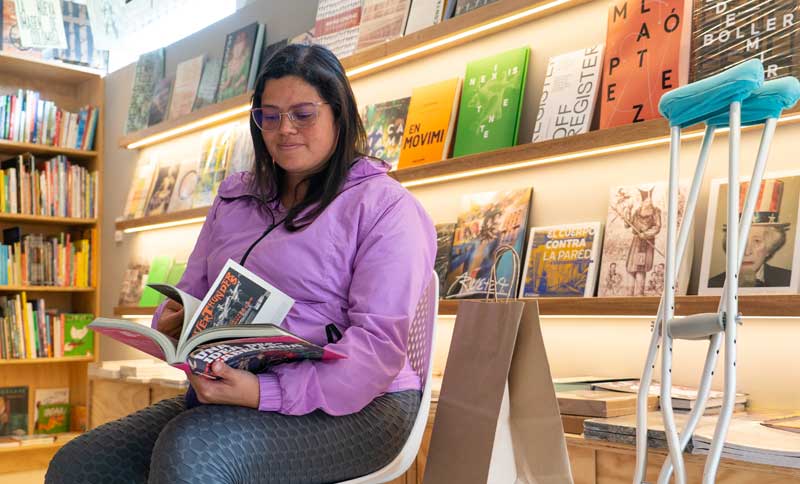 Mujer en biblioteca pública
