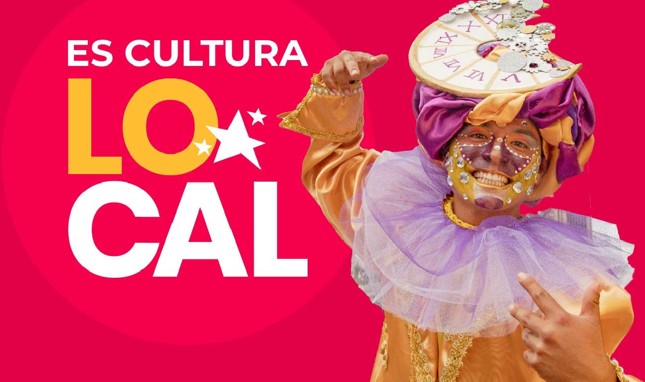 Logo del programa Es Cultura Local  junto a un joven caracterizado de arlequín