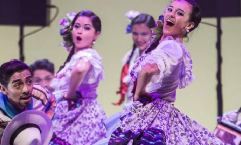 población adolescente danzando