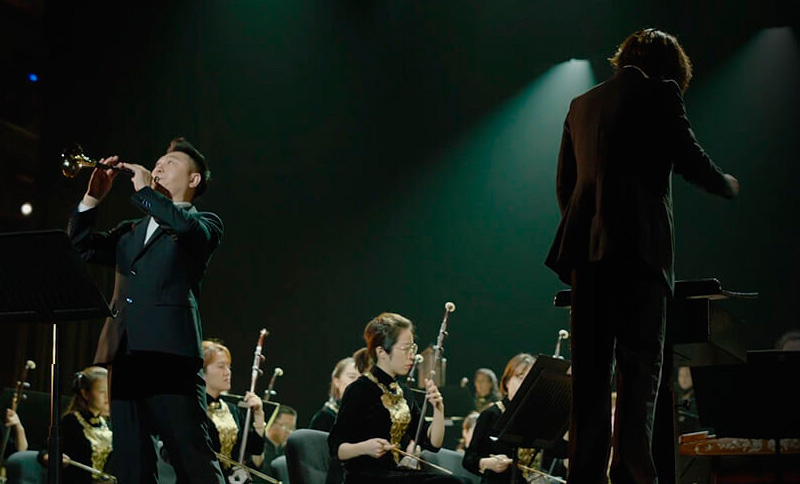 Agrupación cantando en un escenario