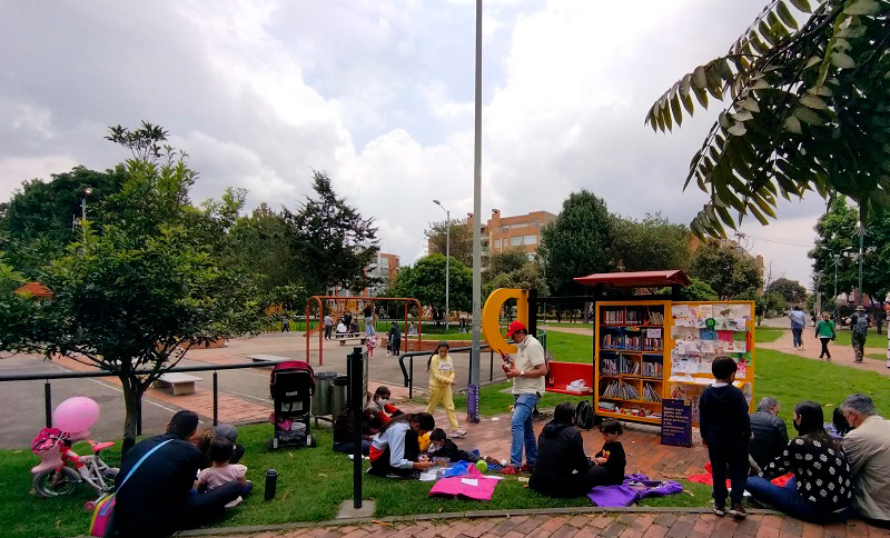 Personas de diferentes edades leyendo libros en un parque