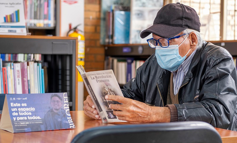 persona mayor leyendo