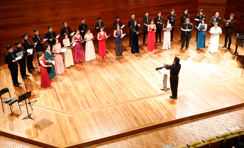 Coro Filarmónico Juvenil en un escenario