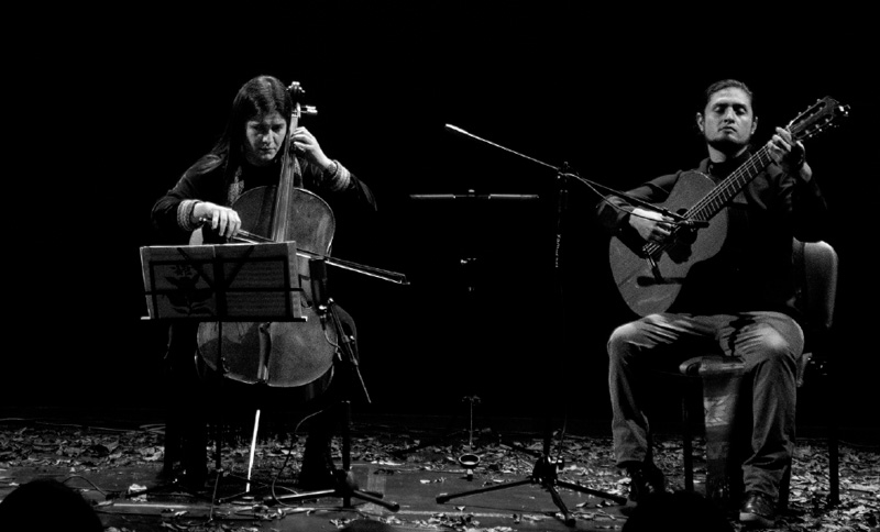 dos personas tocando instrumentos