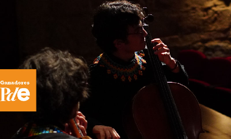 dos personas tocando instrumentos musicales