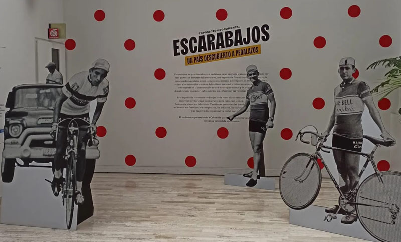Exposición con imágenes de ciclistas