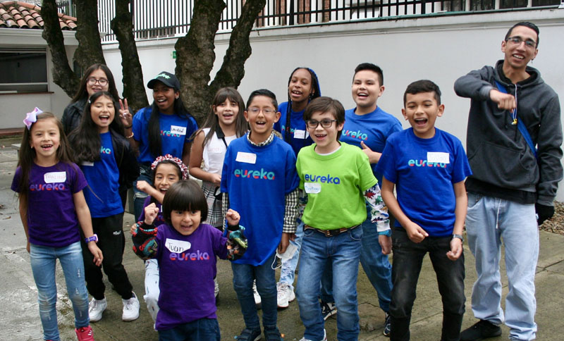 niños y niñas sonriendo