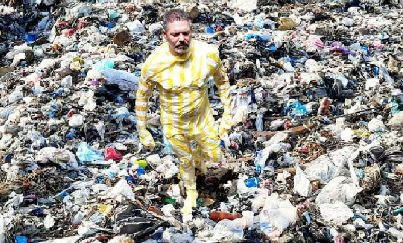 hombre caminando sobre basura