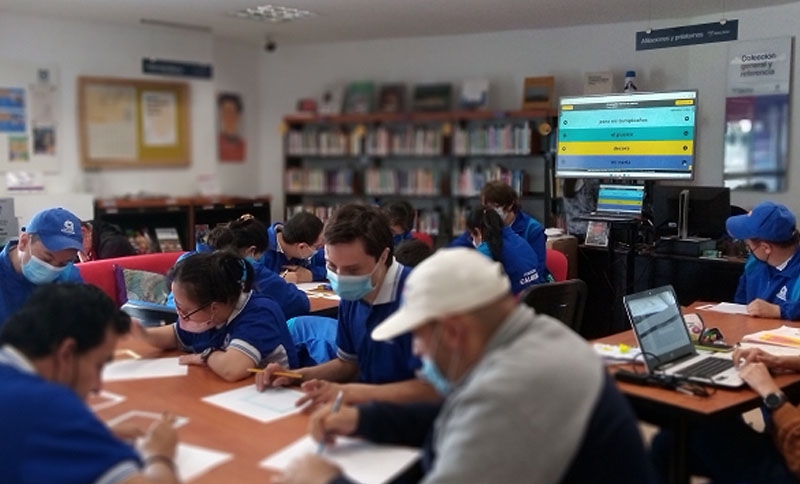 personas leyendo en una librería