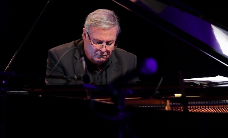 hombre tocando piano