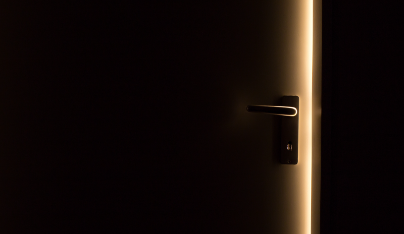 Puerta entre abierta