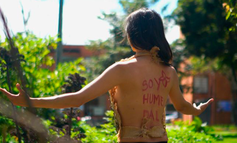 mujer mirando al horizonte