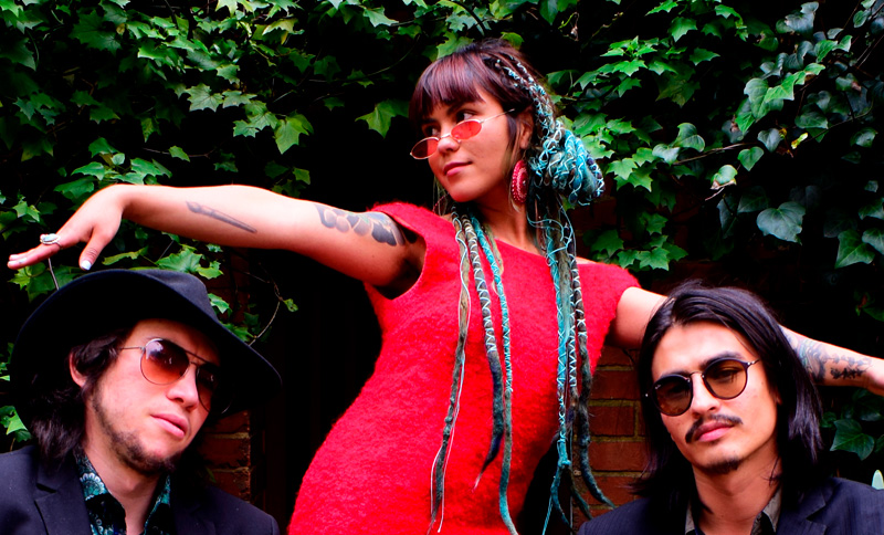 Una mujer y tres hombres