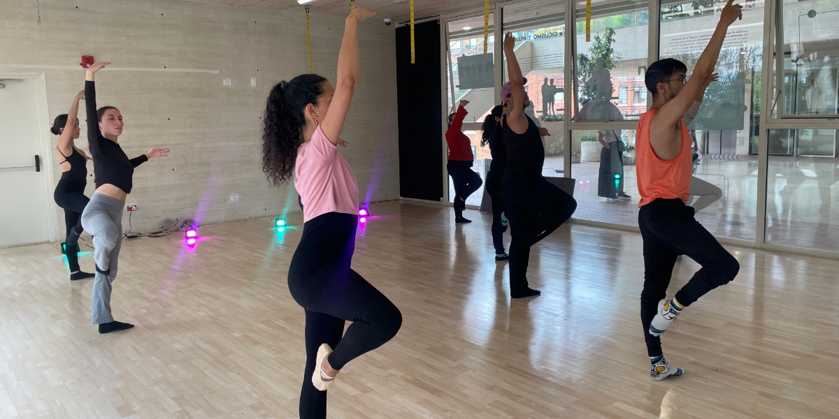 Personas en clase de ballet.