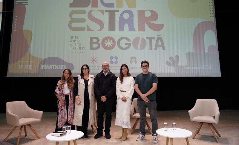 funcionarios en evento público