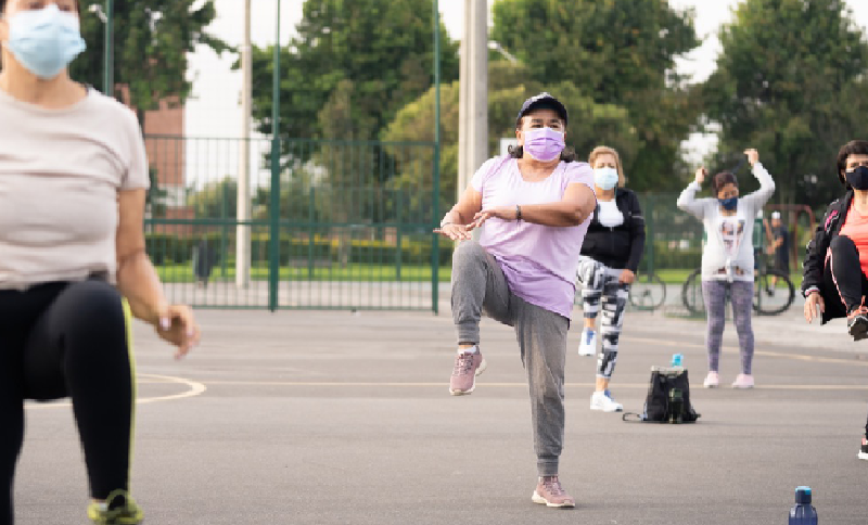 Adultas mayores haciendo ejercicio en un parque