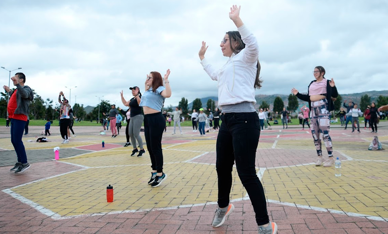 Mujeres realizando actividad física en un parque