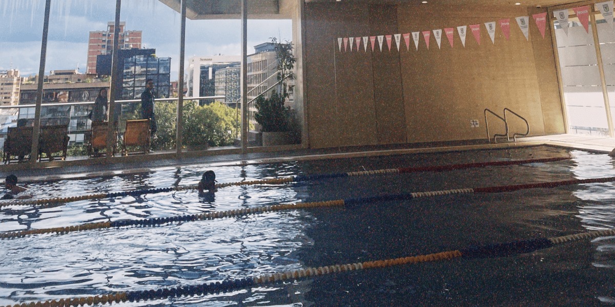 Foto personas en la piscina.