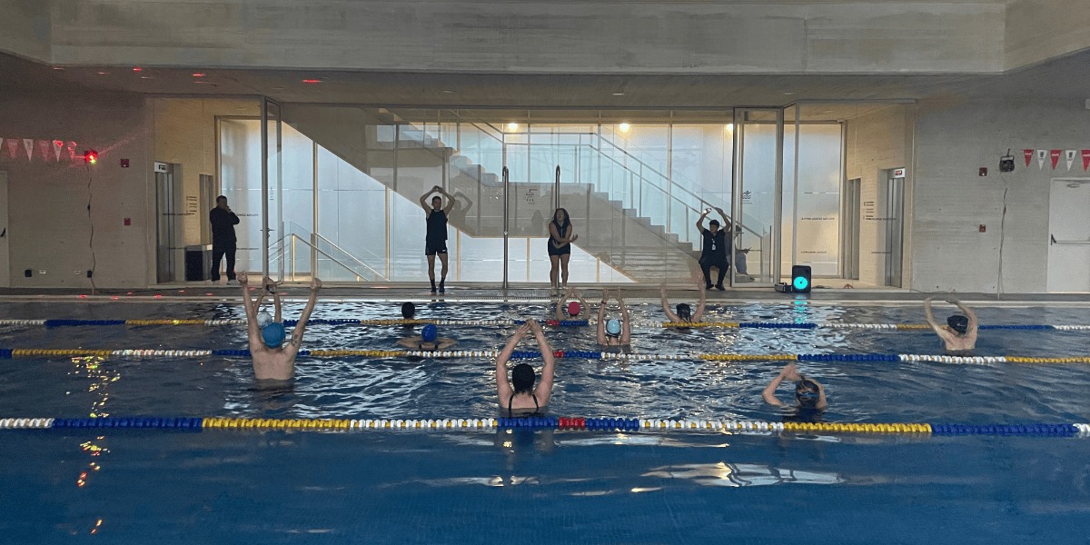 Personas haciendo acuarumba  en piscina.