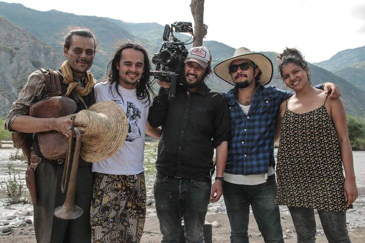 personas sonriendo en grabación 