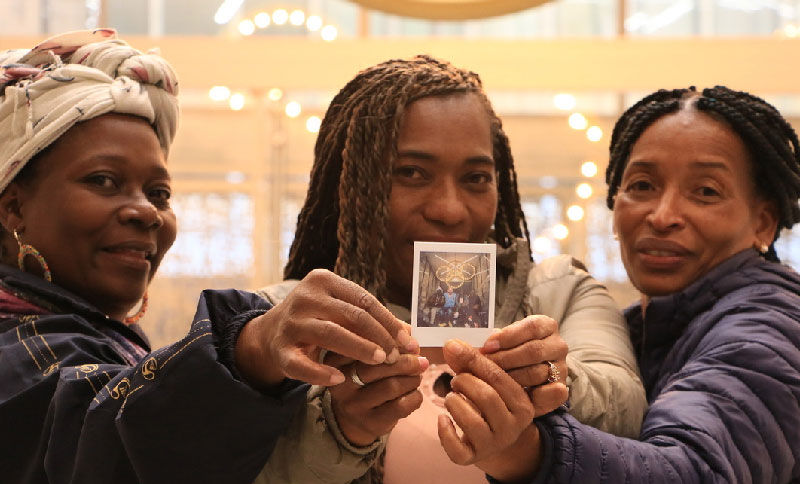 Tres mujeres afrocolombianas mostrando una foto