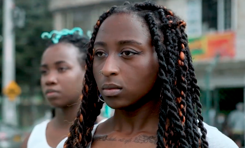 Joven afrocolombiana en primer plano