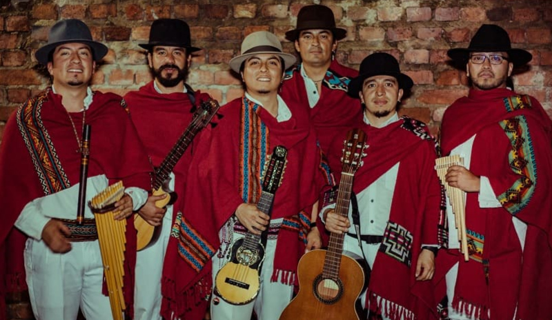Agrupación de musica con instrumentos en la mano