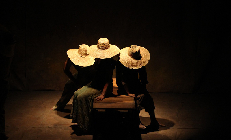 Tres poersonas en un escenario