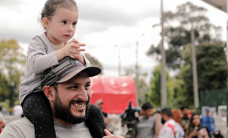 Hombre con niña sobre sus hombros