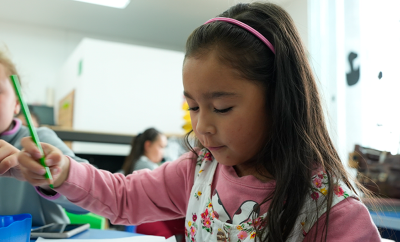 Niña pintando en una hoja de papel