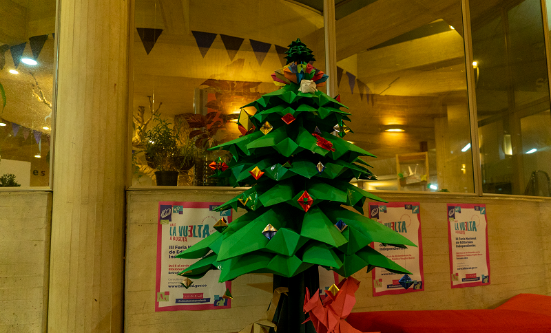 Árbol hecho con papel estilo origami