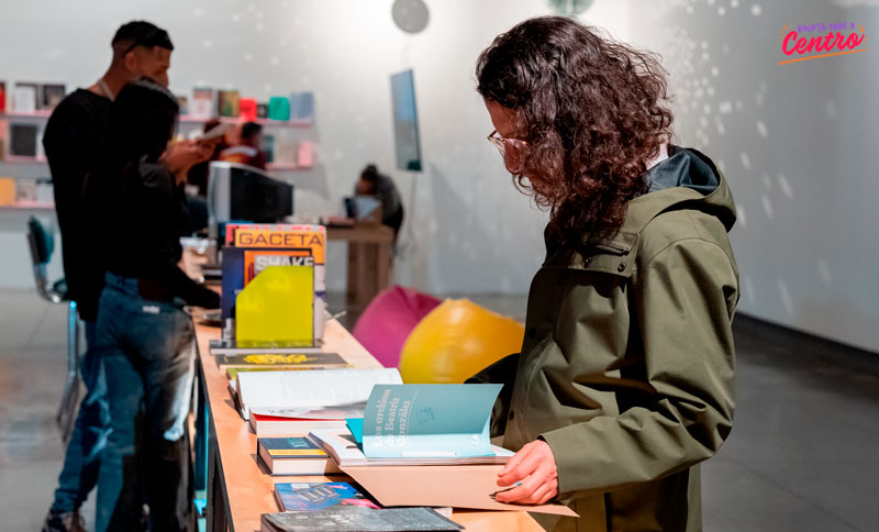 Mujer observando una exposición