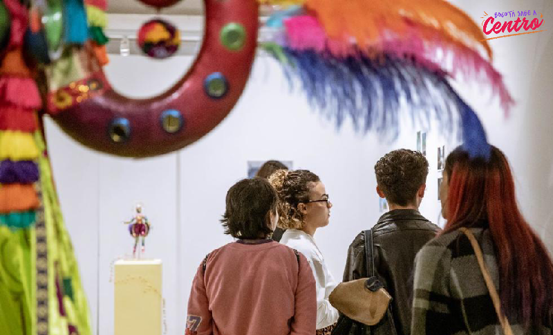 Jóvenes observando una exposición de arte