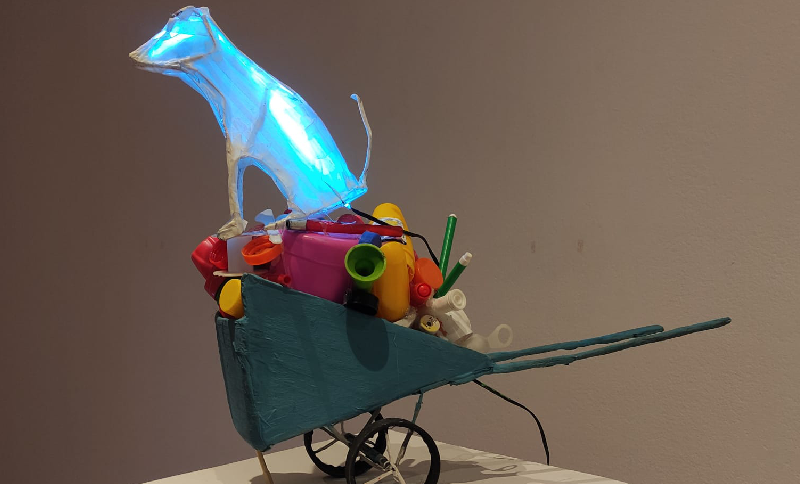 Obra de arte con reciclaje en una exposición