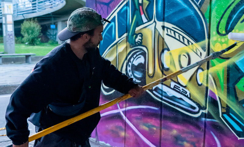 Artista del grafiti pintando un mural
