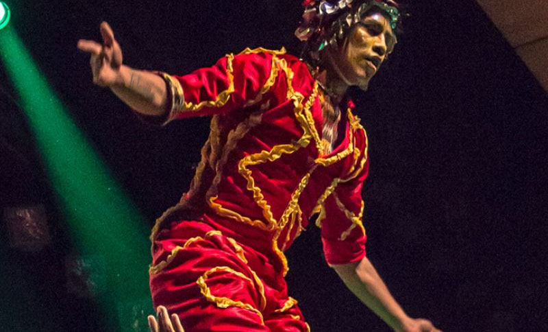 Artista en un escenario