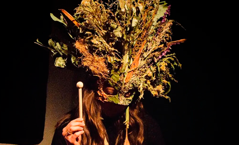 Artista con una máscara