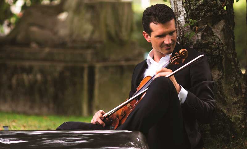 hombre tocando un instrumento musical