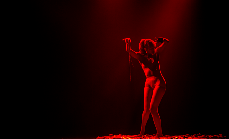 Artista en escenario