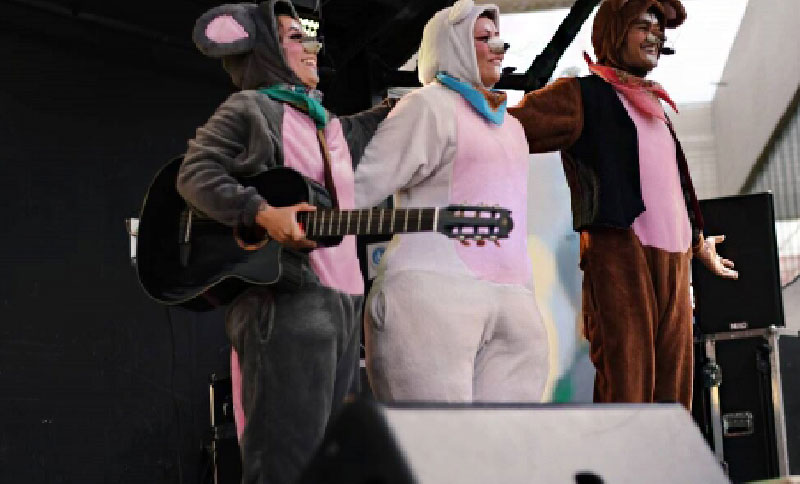 Artistas vestidos de ratones en un escenario