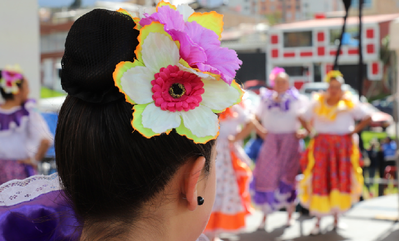 Mujer con una flor en el cabello